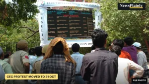 Crowd at the Election Commission of India results board in New Delhi, 2009 file photo, CEC impeachment postponed