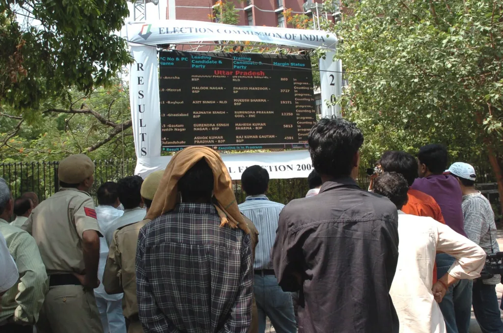 Crowd at the Election Commission of India results board in New Delhi, 2009 file photo, CEC impeachment postponed