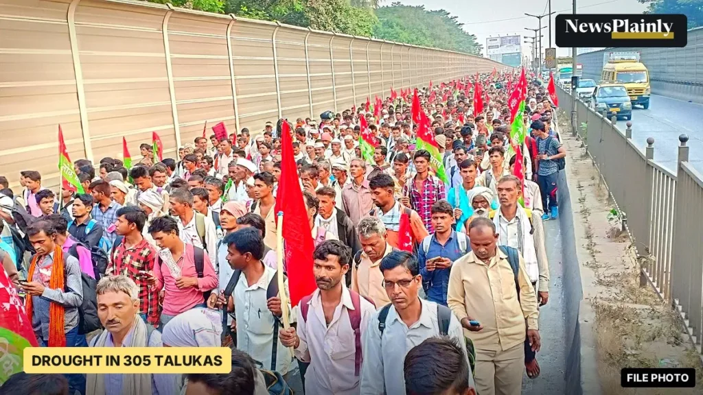 File photo of a 2018 farmers long march on a Mumbai road, with red and green flags