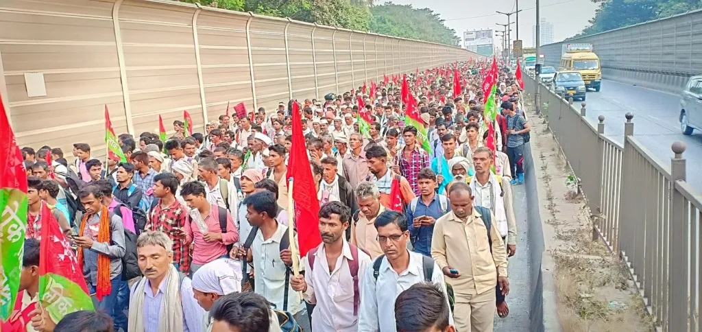File photo of a 2018 farmers long march on a Mumbai road, with red and green flags