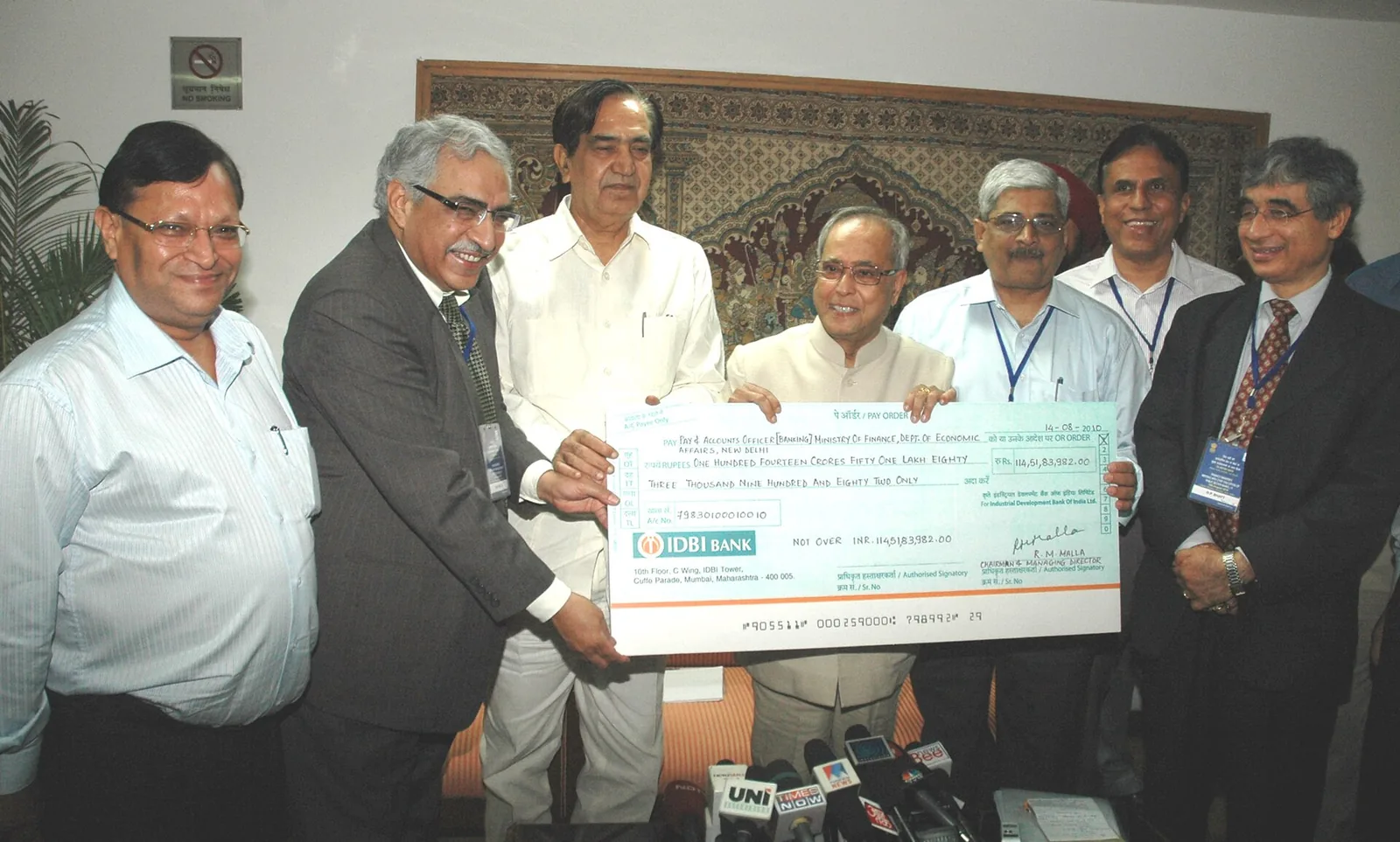 IDBI Bank chief presenting a dividend cheque to Finance Minister Pranab Mukherjee, 2010 file photo