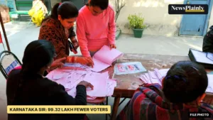 Karnataka SIR file photo: voters checking their names in printed voter lists at a New Delhi polling booth, 2015