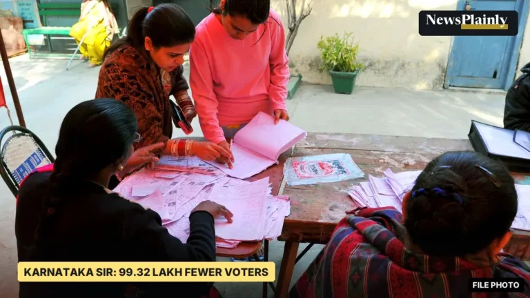 Karnataka SIR file photo: voters checking their names in printed voter lists at a New Delhi polling booth, 2015