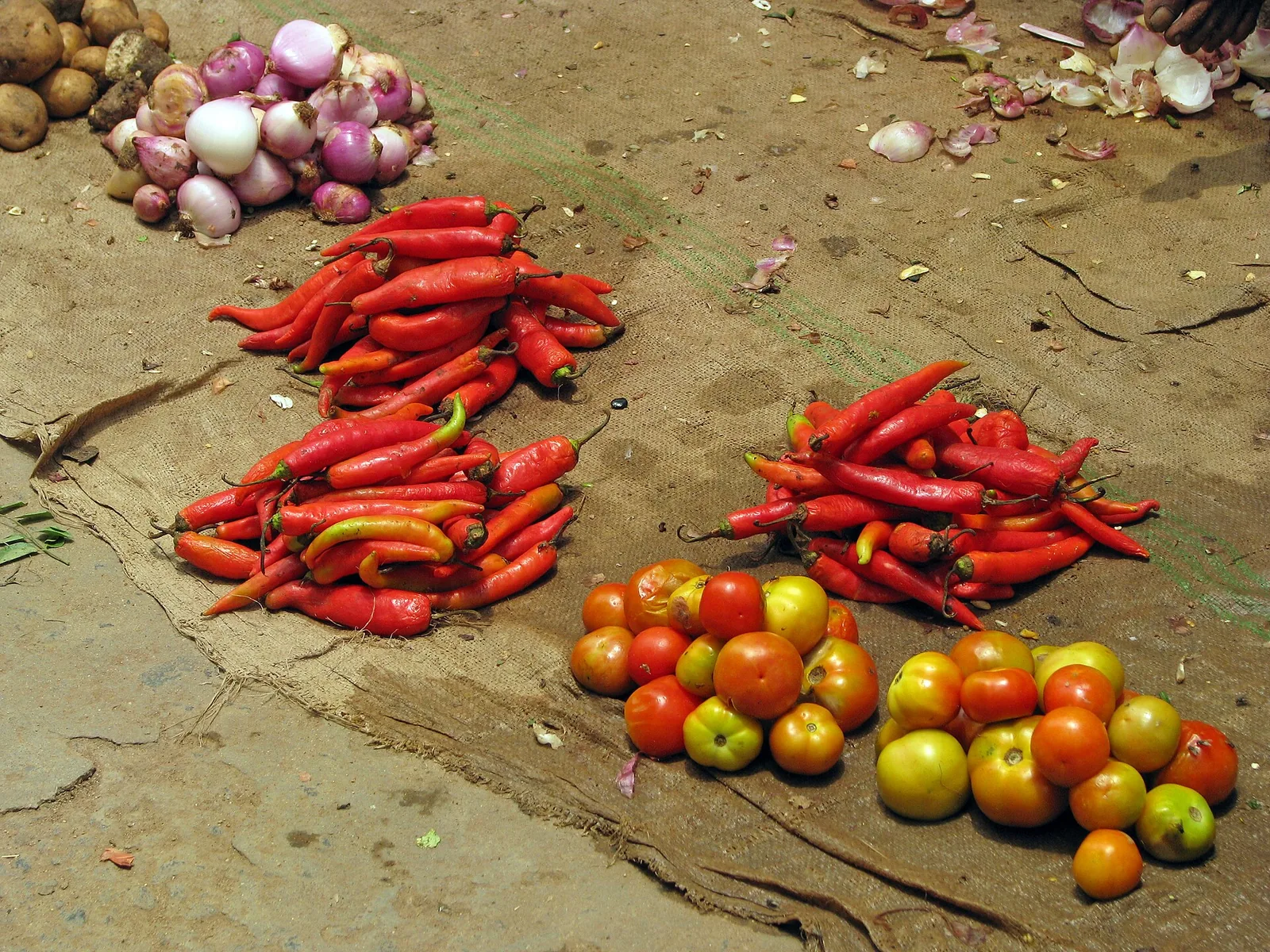 Onions, chillies and tomatoes for sale in Vellore as food prices push the inflation forecast up