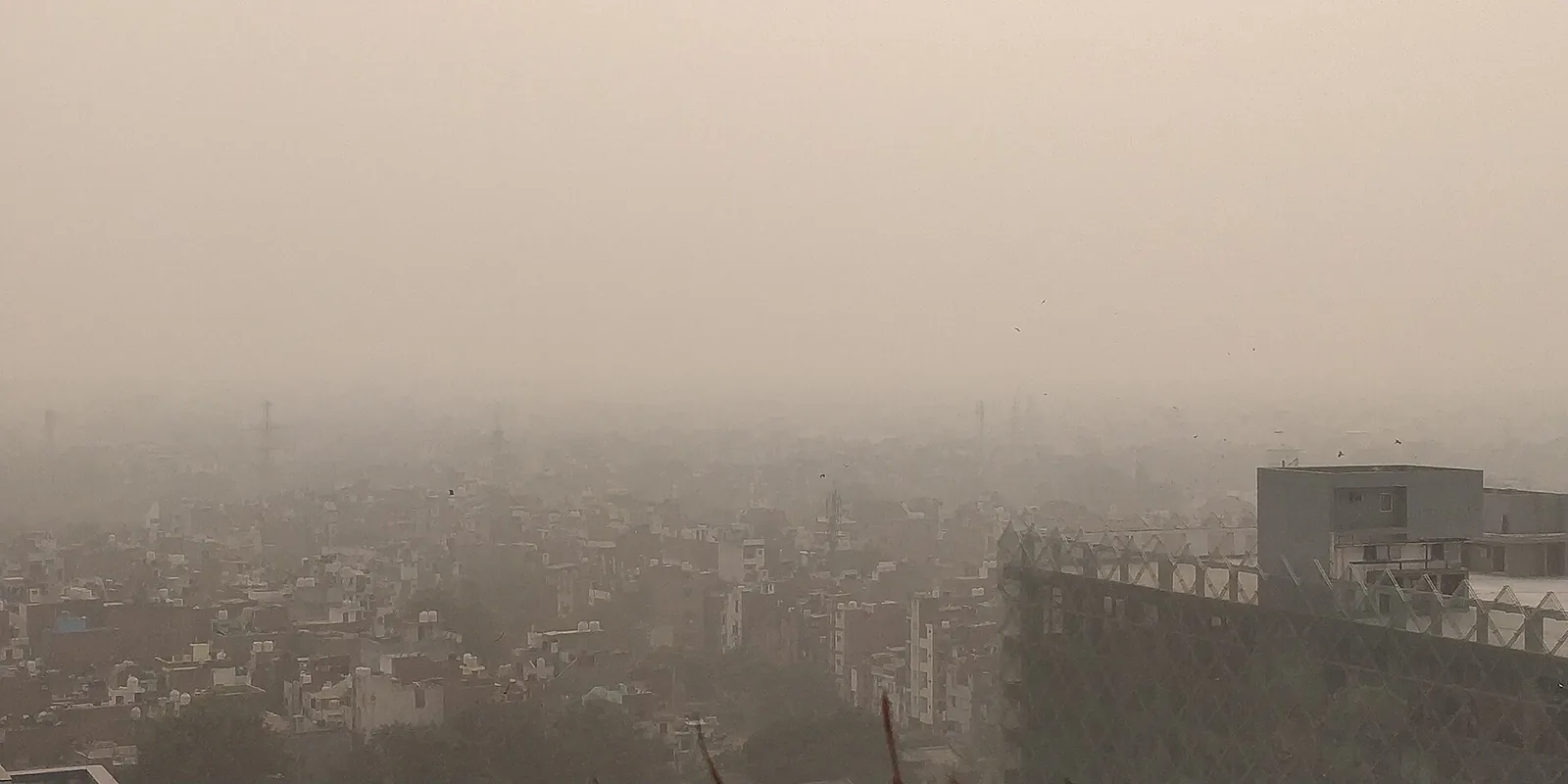 Thick haze over Delhi buildings during air pollution in 2019