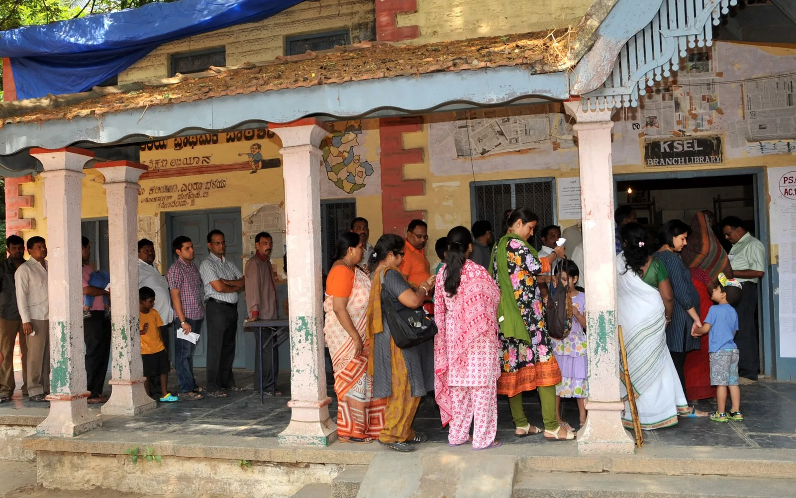 Voters queue outside a Bangalore polling booth in 2014, file photo
