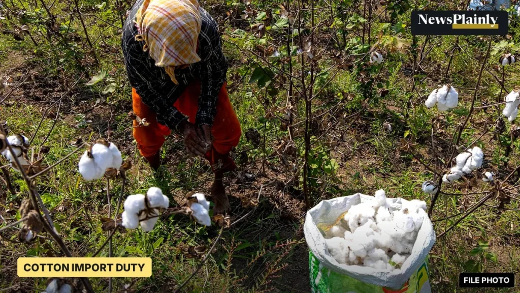 Woman picking cotton in a field in Raichur, Karnataka, cotton import duty story